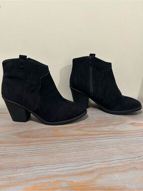 NWOT Time & Tru black bootie